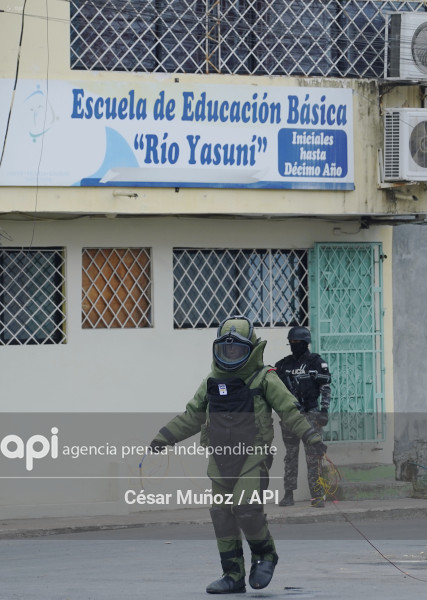 GYE-BOMBA EN ESCUELA
