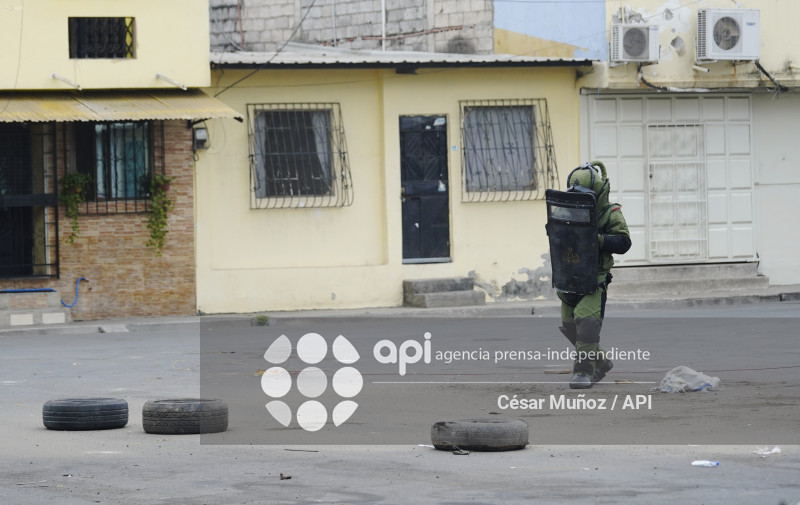 GYE-BOMBA EN ESCUELA