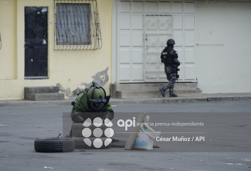 GYE-BOMBA EN ESCUELA