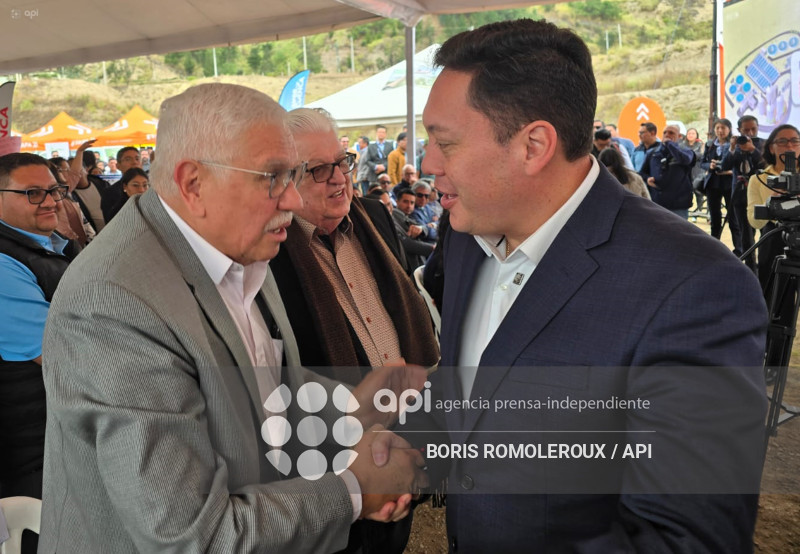 CUENCA-FIRMA CONTRATO-PLANTA TRATAMIENTO GUANGARCUCHO