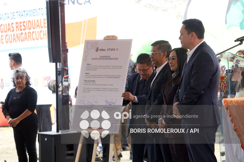 CUENCA-FIRMA CONTRATO-PLANTA TRATAMIENTO GUANGARCUCHO