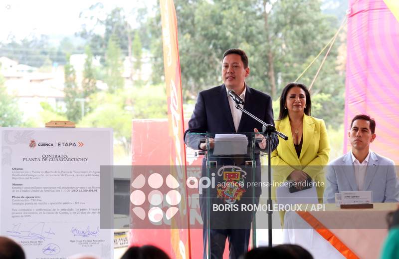 CUENCA-FIRMA CONTRATO-PLANTA TRATAMIENTO GUANGARCUCHO