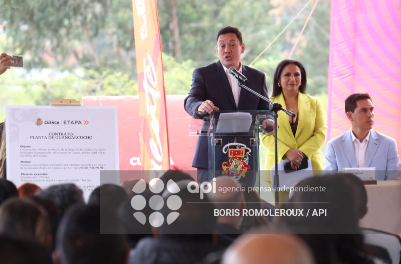 CUENCA-FIRMA CONTRATO-PLANTA TRATAMIENTO GUANGARCUCHO
