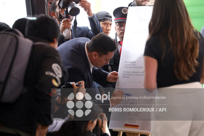 CUENCA-FIRMA CONTRATO-PLANTA TRATAMIENTO GUANGARCUCHO