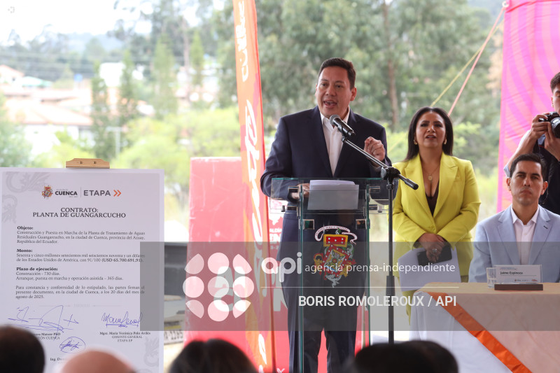 CUENCA-FIRMA CONTRATO-PLANTA TRATAMIENTO GUANGARCUCHO