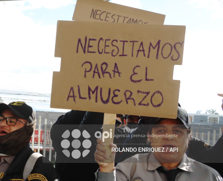 PROTESTA PERSONAL LIMPIEZA HOSPITAL CALDERON