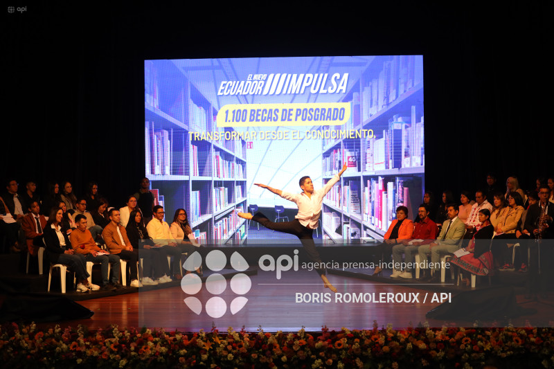 CUENCA-ENTREGA BECAS-PRESIDENTE DANIEL NOBOA