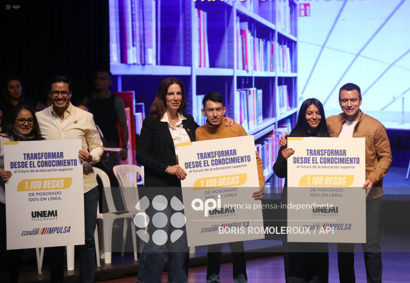 CUENCA-ENTREGA BECAS-PRESIDENTE DANIEL NOBOA