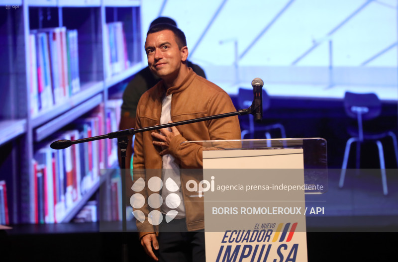 CUENCA-ENTREGA BECAS-PRESIDENTE DANIEL NOBOA