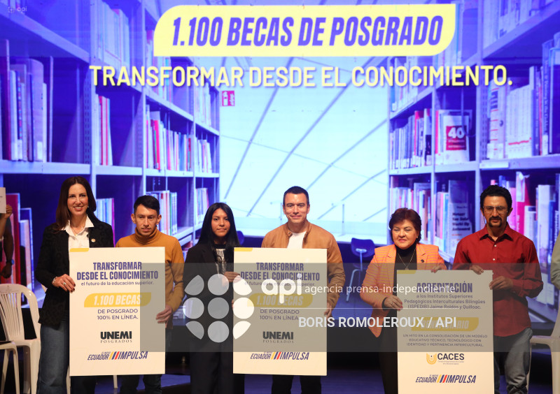 CUENCA-ENTREGA BECAS-PRESIDENTE DANIEL NOBOA