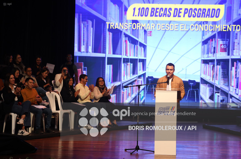 CUENCA-ENTREGA BECAS-PRESIDENTE DANIEL NOBOA