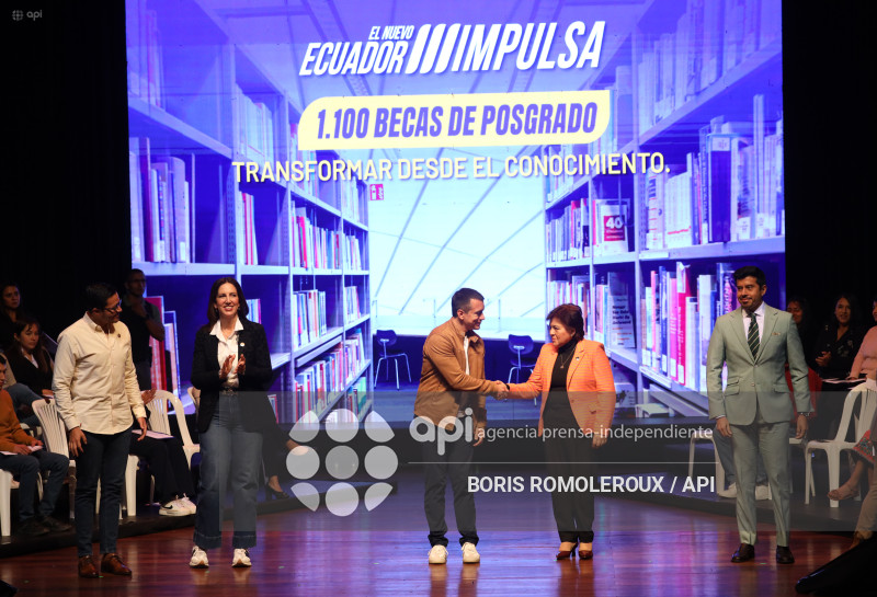 CUENCA-ENTREGA BECAS-PRESIDENTE DANIEL NOBOA