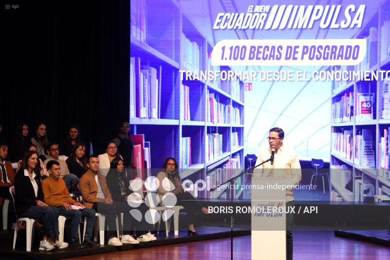 CUENCA-ENTREGA BECAS-PRESIDENTE DANIEL NOBOA