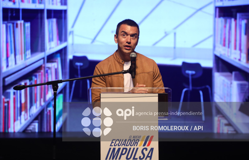 CUENCA-ENTREGA BECAS-PRESIDENTE DANIEL NOBOA