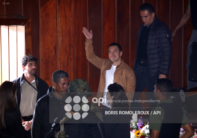 CUENCA-ENTREGA BECAS-PRESIDENTE DANIEL NOBOA