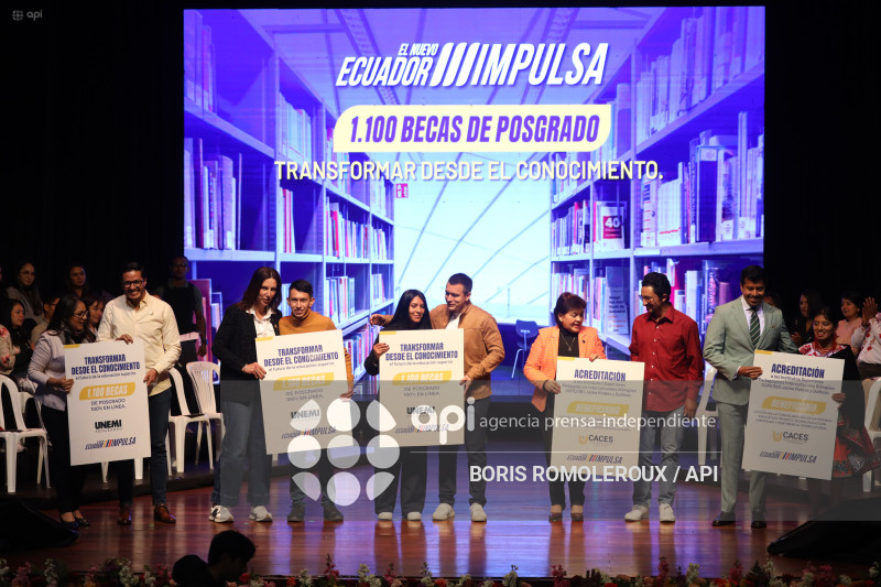 CUENCA-ENTREGA BECAS-PRESIDENTE DANIEL NOBOA