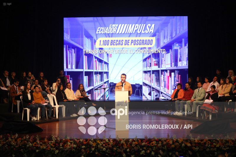 CUENCA-ENTREGA BECAS-PRESIDENTE DANIEL NOBOA