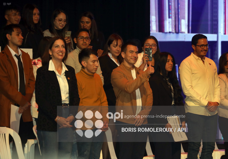 CUENCA-ENTREGA BECAS-PRESIDENTE DANIEL NOBOA