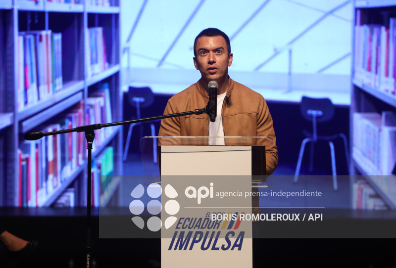 CUENCA-ENTREGA BECAS-PRESIDENTE DANIEL NOBOA