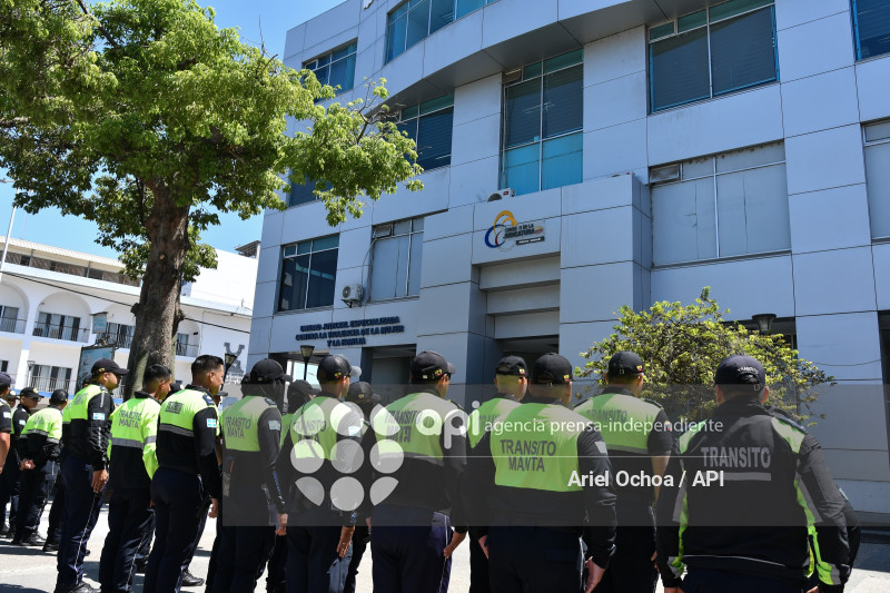 MANTA-AGENTES-TRANSITO-PLANTON