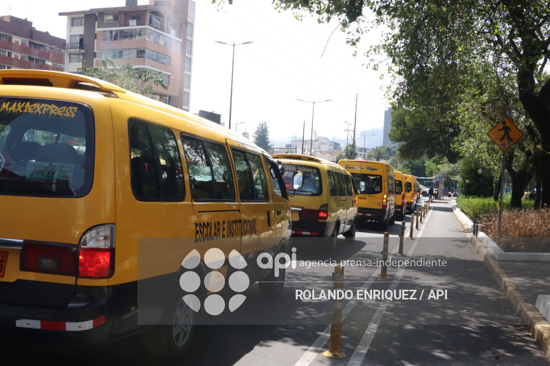 TRANSPORTISTAS ESCOLARES PROTESTA EN QUITO