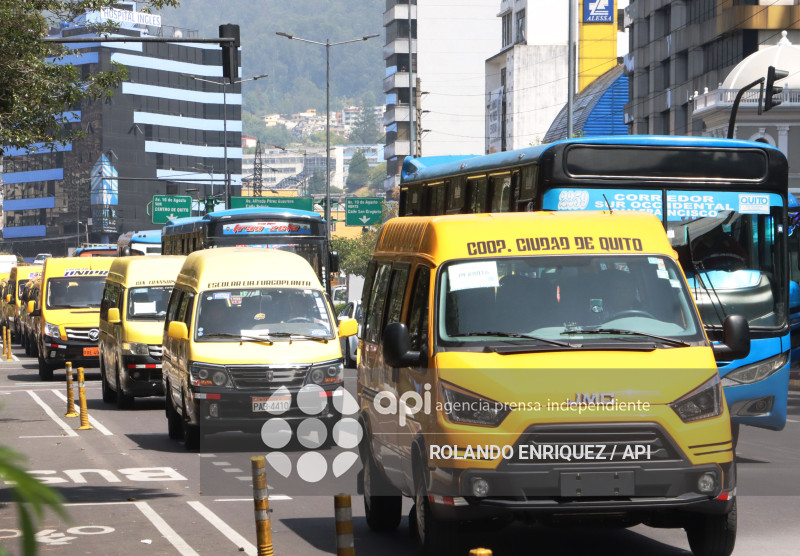 TRANSPORTISTAS ESCOLARES PROTESTA EN QUITO
