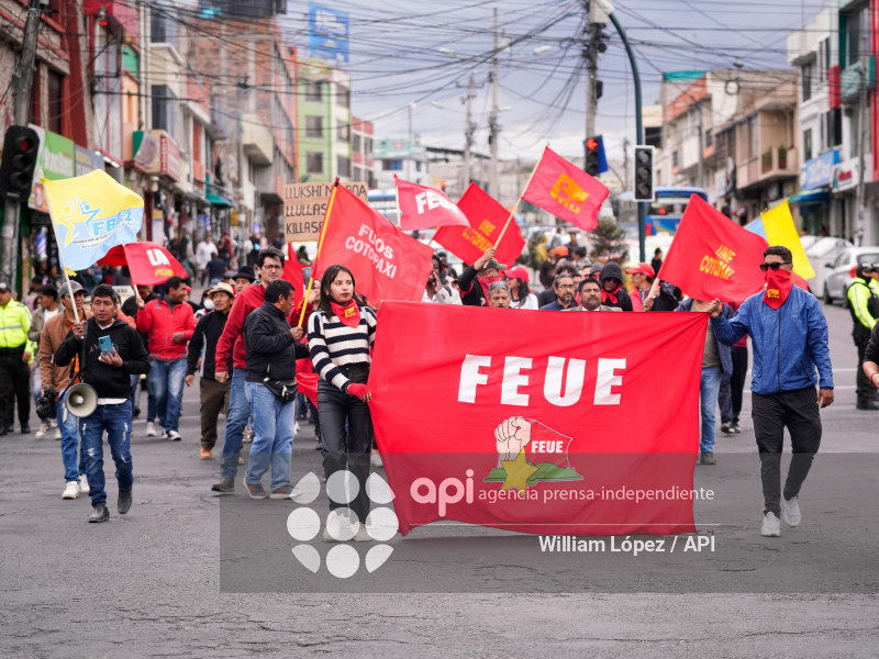 MARCHA ORGANIZACIONES SOCIALES LATACUNGA