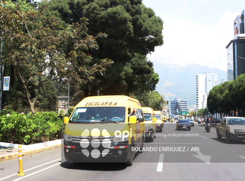 TRANSPORTISTAS ESCOLARES PROTESTA EN QUITO