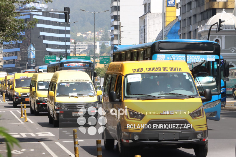 TRANSPORTISTAS ESCOLARES PROTESTA EN QUITO