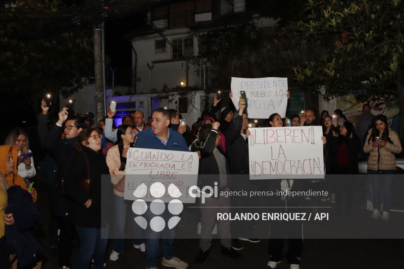 PLANTON CORTE CONSTITUCIONAL  RESPALDO A NOBOA