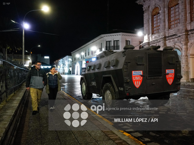 AMBIENTE NOCHE GOBERNACION COTOPAXI