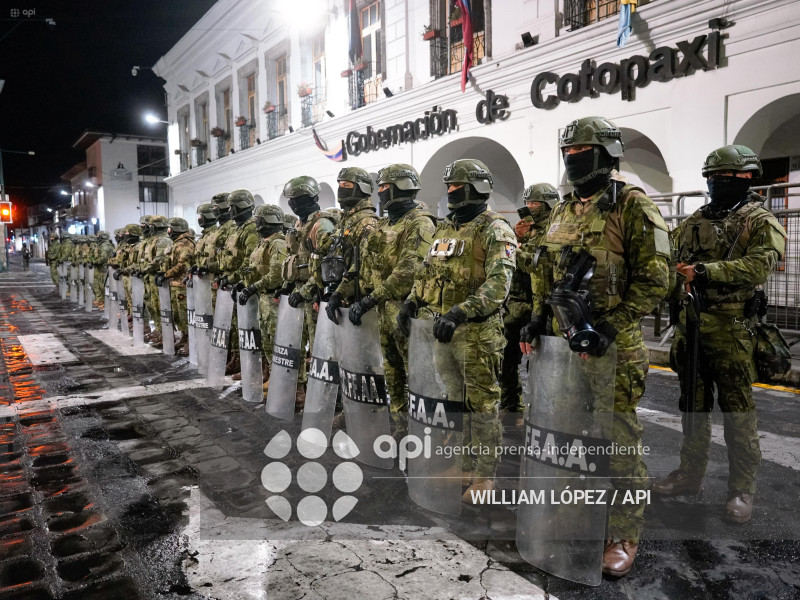 AMBIENTE NOCHE GOBERNACION COTOPAXI