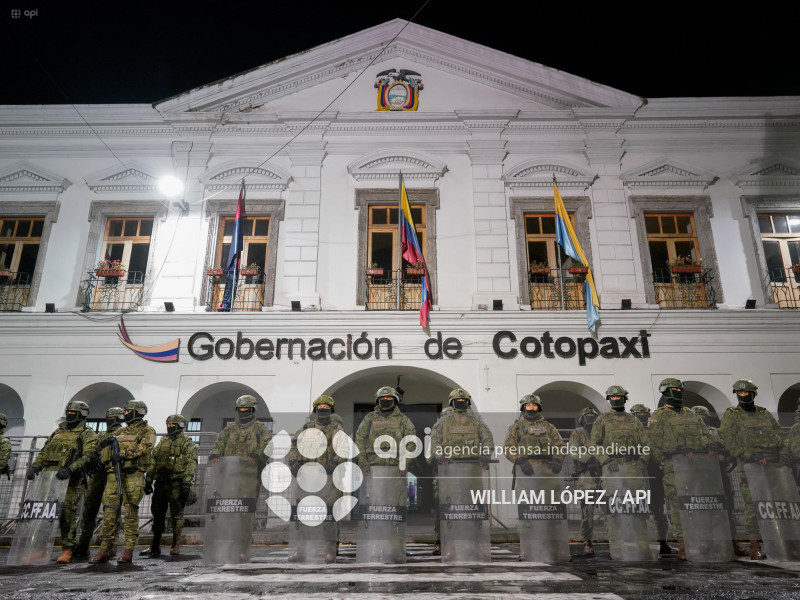 AMBIENTE NOCHE GOBERNACION COTOPAXI
