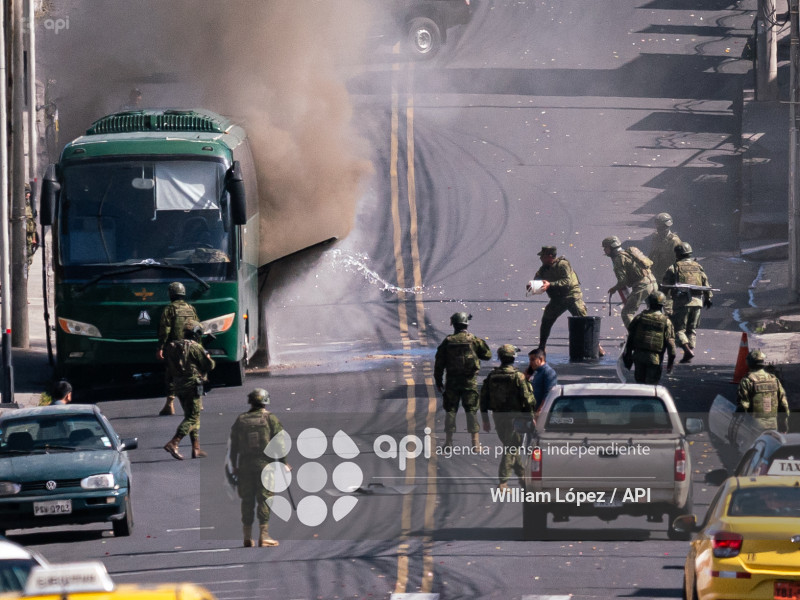 INCENDIO BUS MILITAR