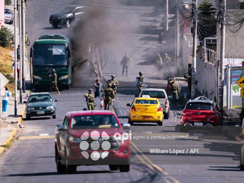 INCENDIO BUS MILITAR