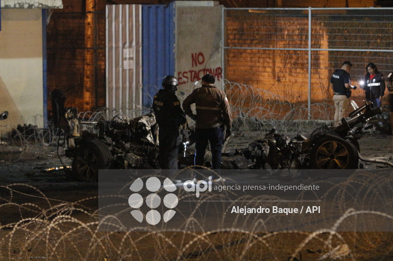 GYE-EXPLOSION VEHICULO CARCEL