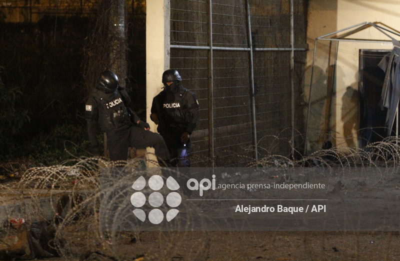 GYE-EXPLOSION VEHICULO CARCEL