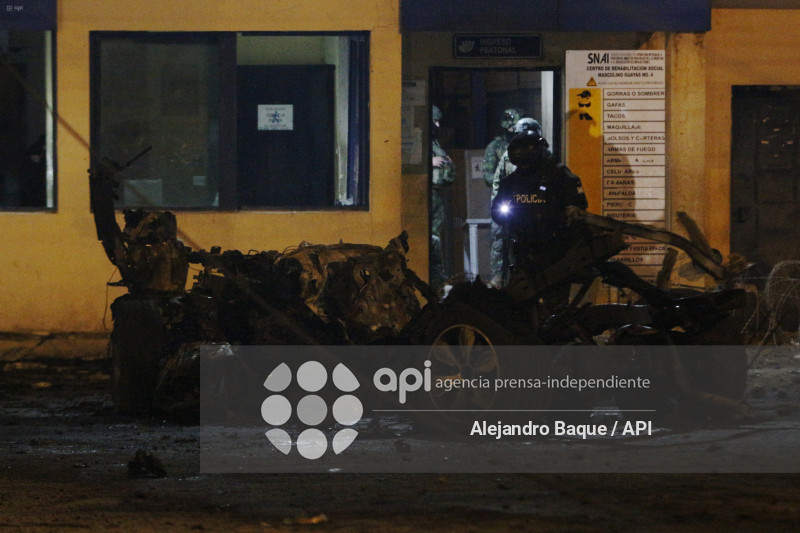 GYE-EXPLOSION VEHICULO CARCEL