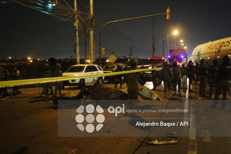 GYE-EXPLOSION VEHICULO CARCEL