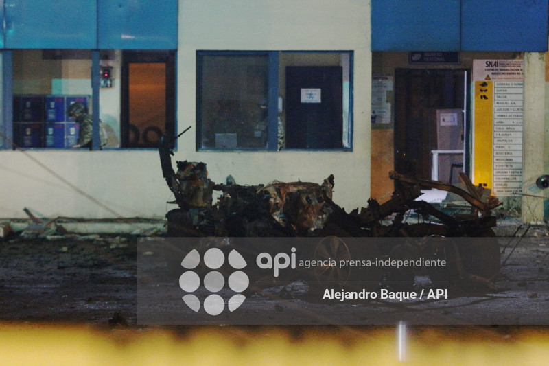 GYE-EXPLOSION VEHICULO CARCEL