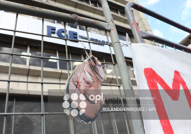 PLANTON EN FISCALIA POR DETENIDOS EN EL PARO