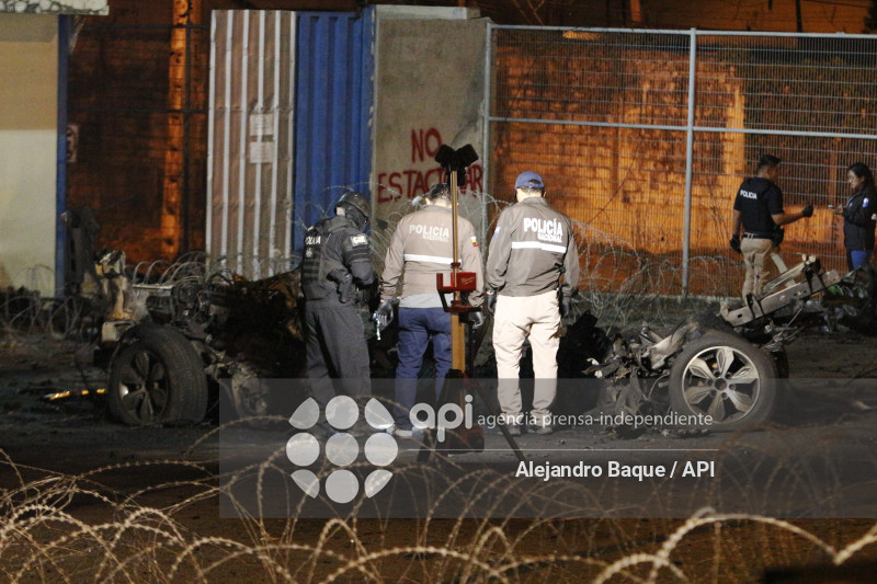 GYE-EXPLOSION VEHICULO CARCEL