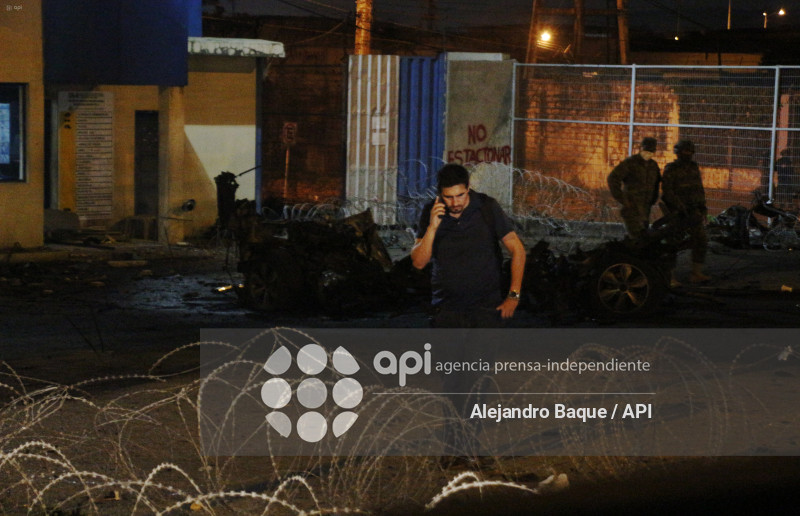 GYE-EXPLOSION VEHICULO CARCEL