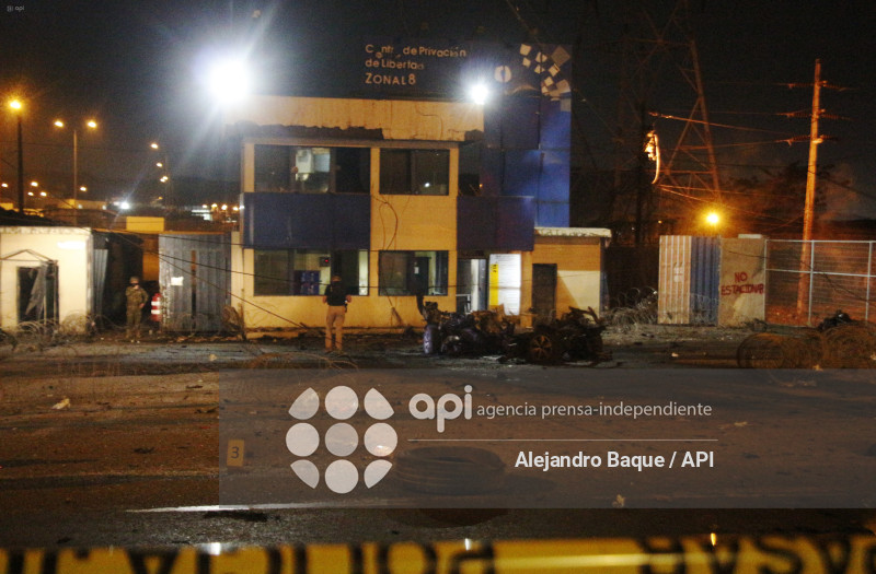 GYE-EXPLOSION VEHICULO CARCEL