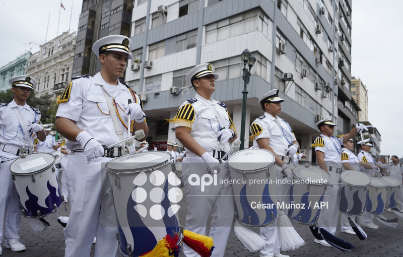 GYE-DESFILE ESTUDIANTIL