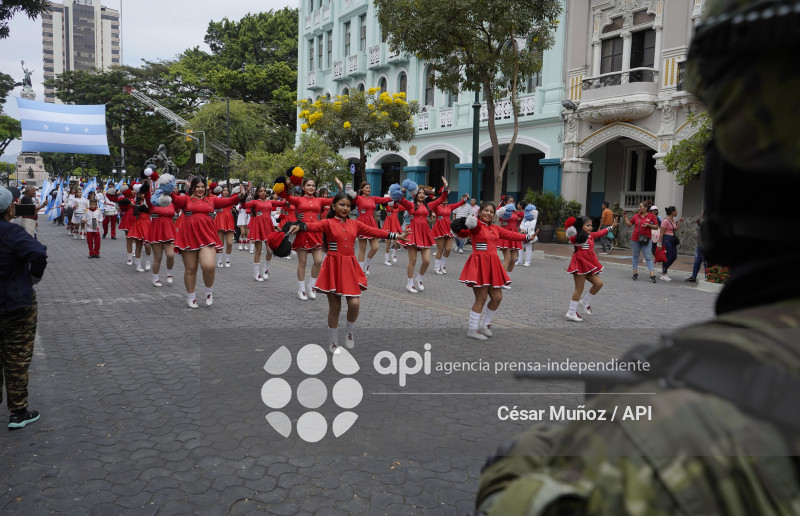 GYE-DESFILE ESTUDIANTIL