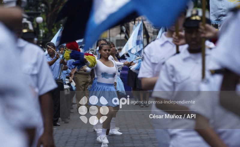 GYE-DESFILE ESTUDIANTIL