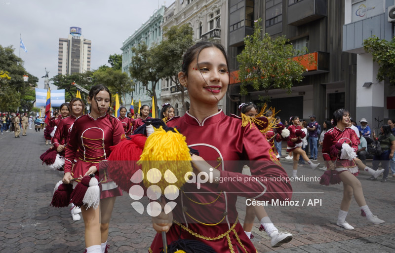 GYE-DESFILE ESTUDIANTIL