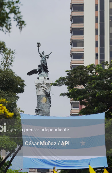 GYE-DESFILE ESTUDIANTIL