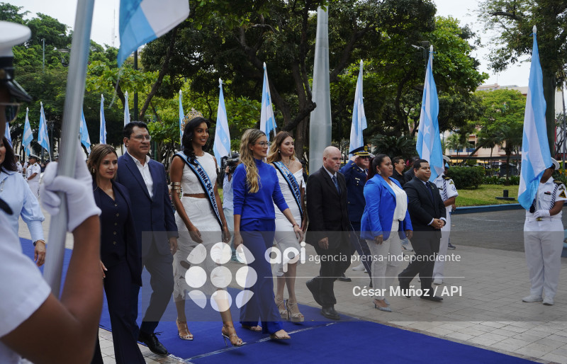 GYE-DESFILE ESTUDIANTIL